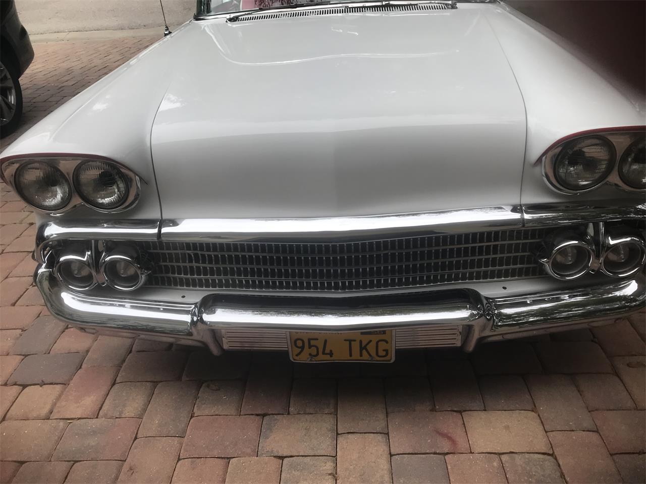 Chevrolet-Impala-1958-White-Redwhite-2
