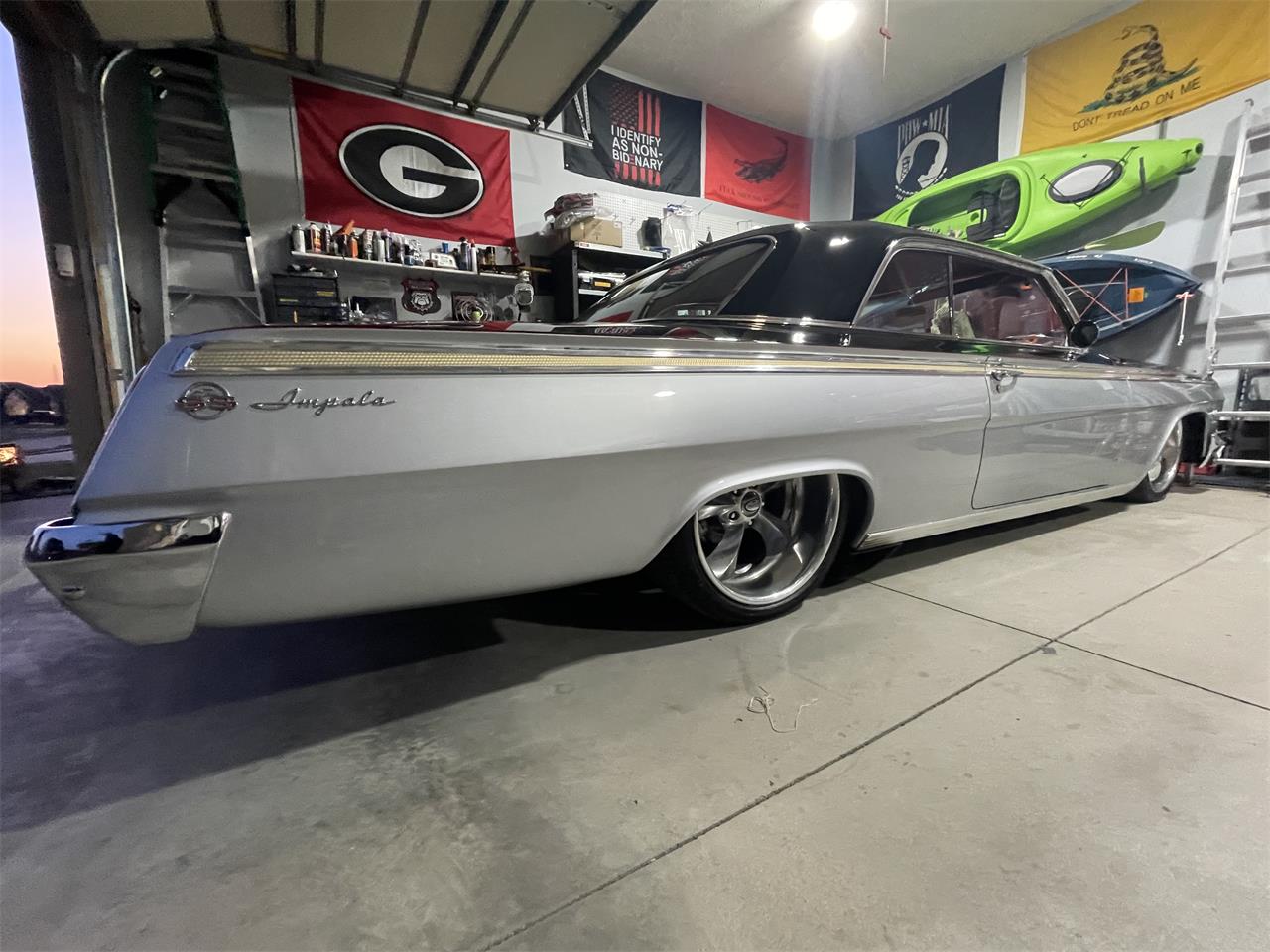 Chevrolet-Impala-1962-Black-and-Silver-Red-10