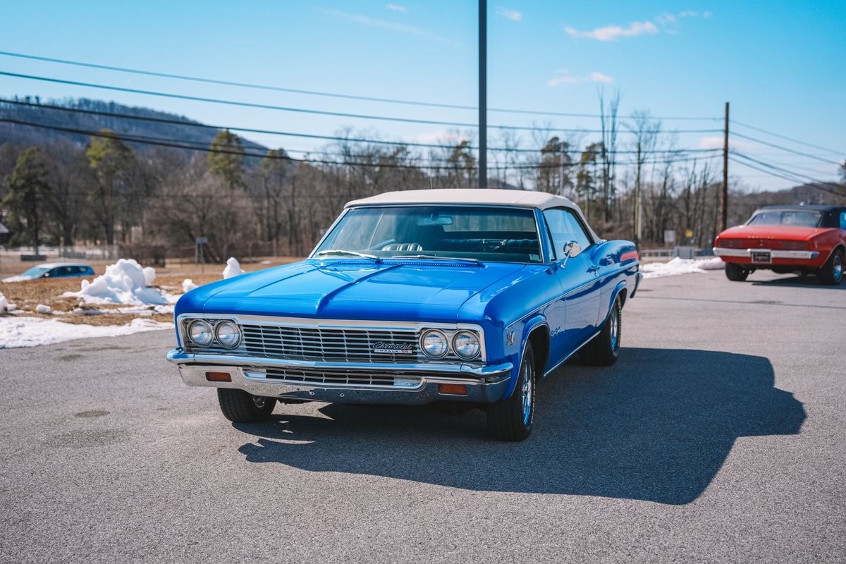 Chevrolet-Impala-1966-Convertible-2