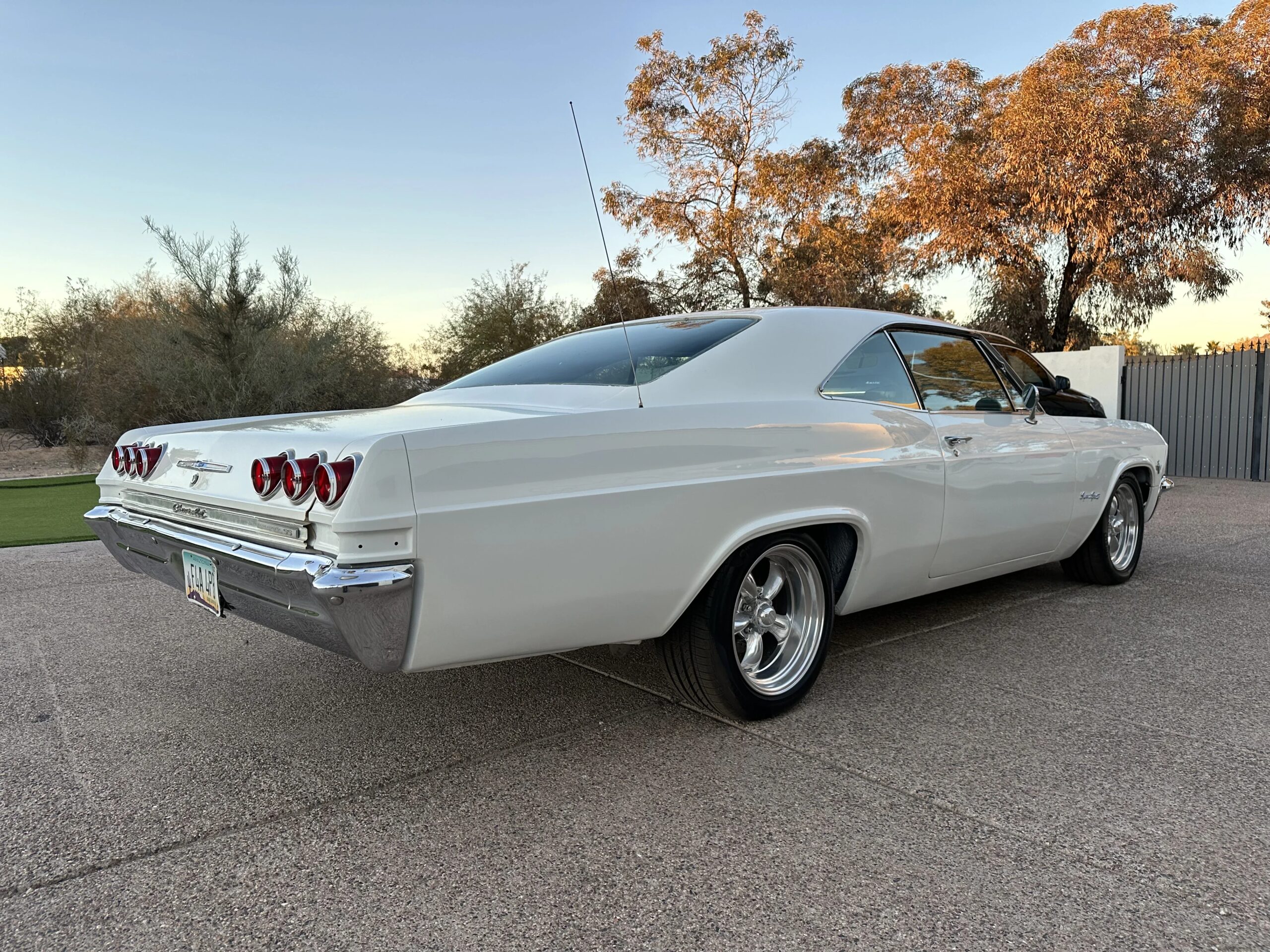 Chevrolet-Impala-sedan-1965-White-Black-12