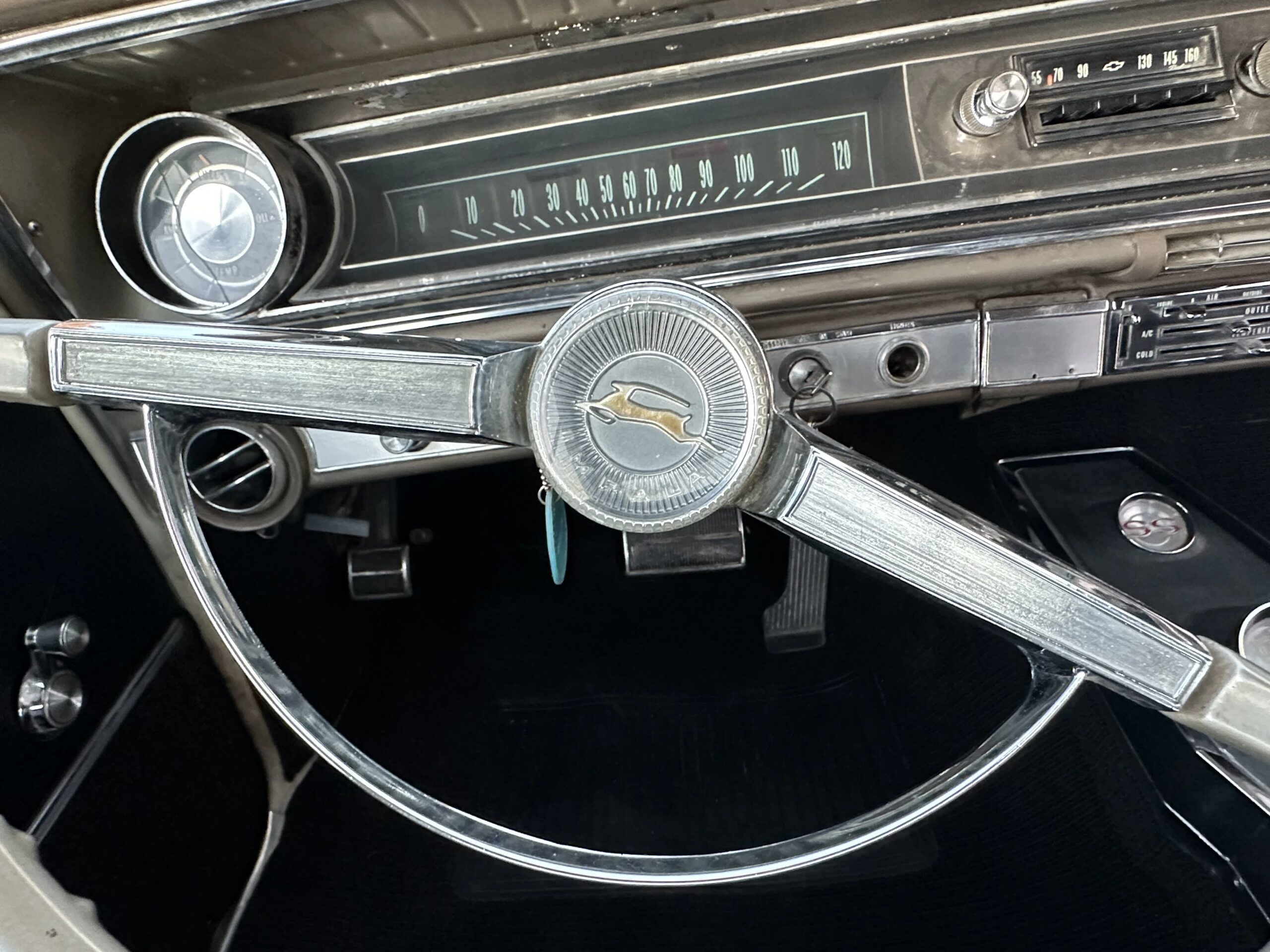 Chevrolet-Impala-sedan-1965-White-Black-20
