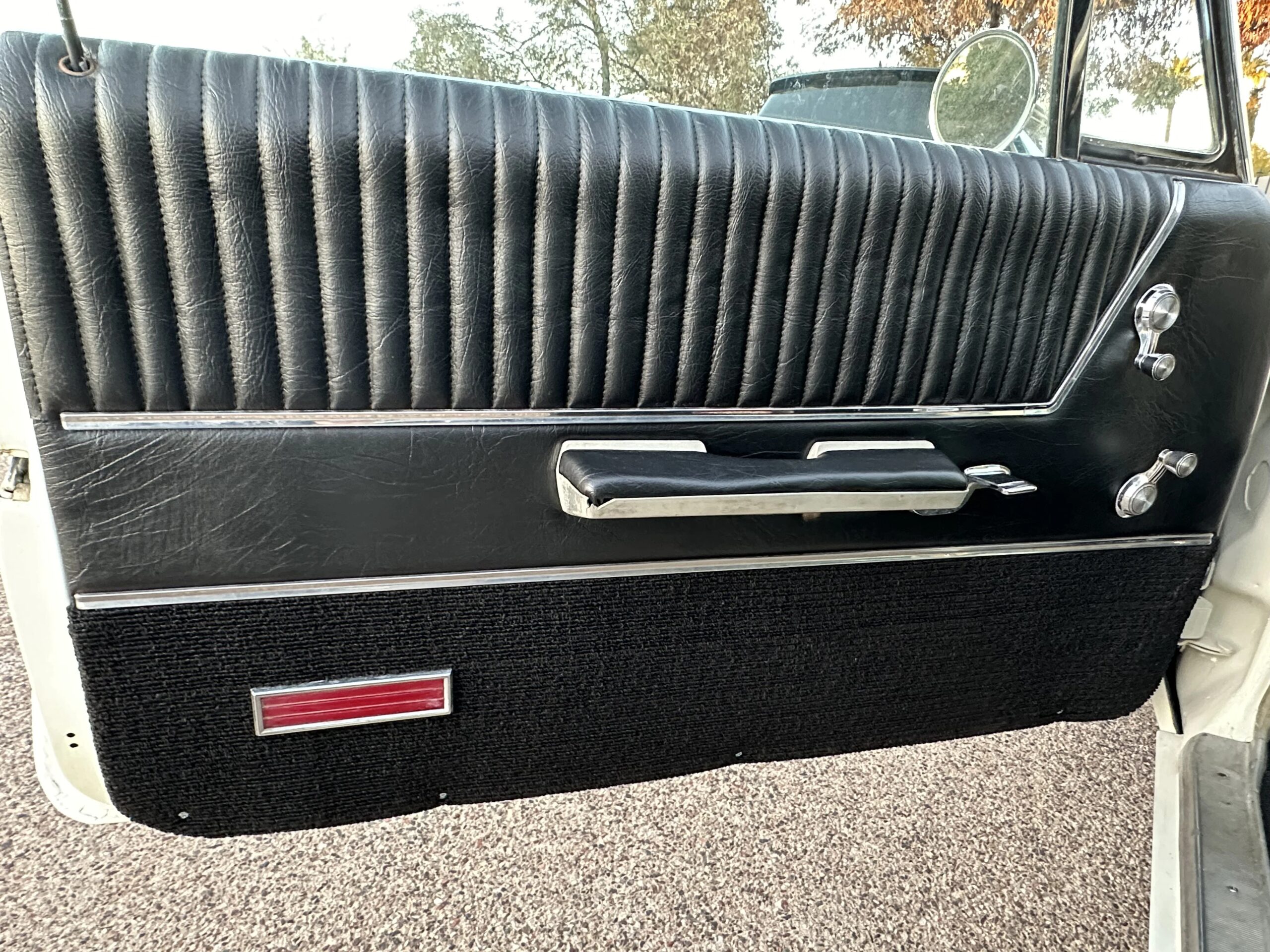 Chevrolet-Impala-sedan-1965-White-Black-21
