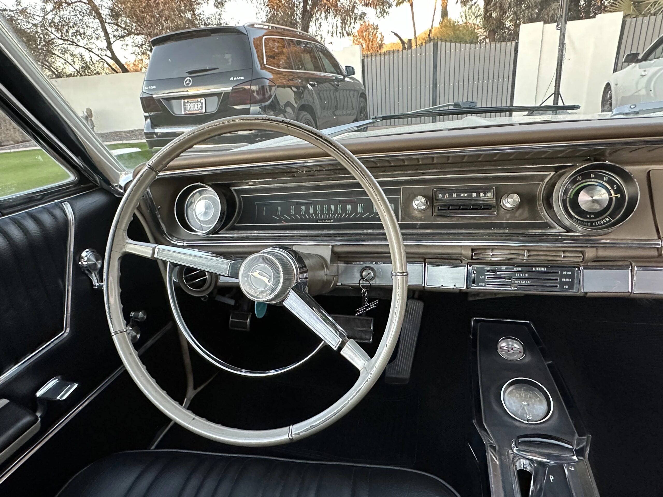 Chevrolet-Impala-sedan-1965-White-Black-3