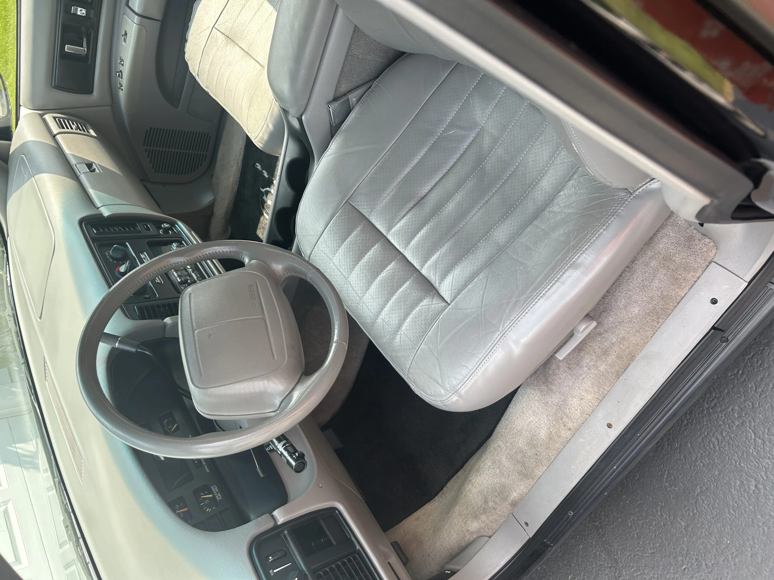 Chevrolet-Impala-ss-1995-Black-Gray-10