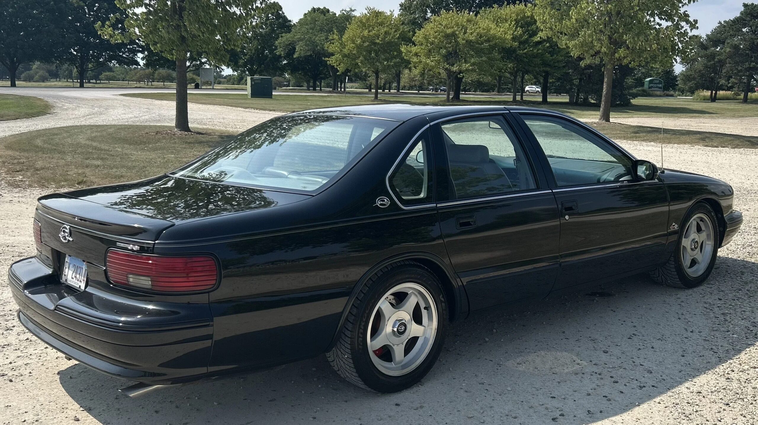 Chevrolet-Impala-ss-1995-Black-Gray-3