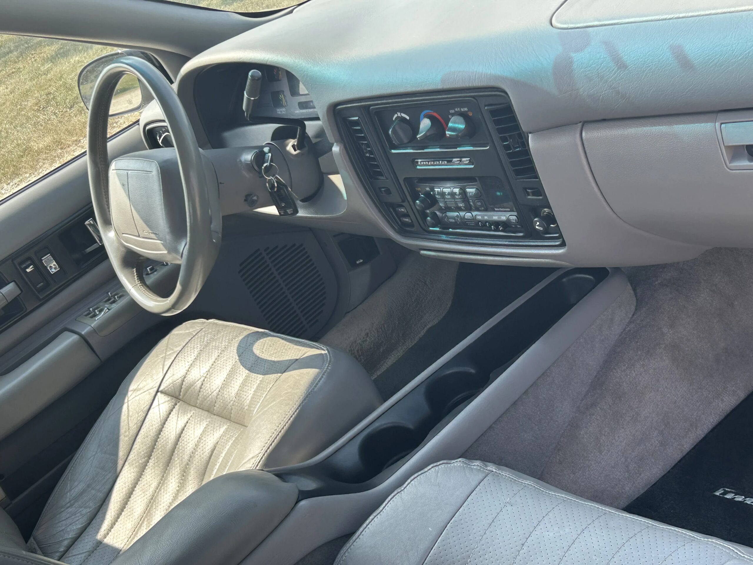 Chevrolet-Impala-ss-1995-Black-Gray-6