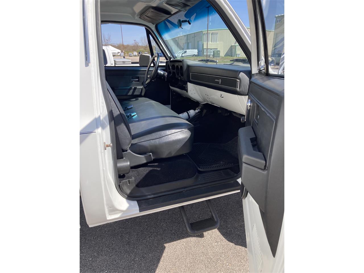 Chevrolet-K-20-1986-White-Black-2