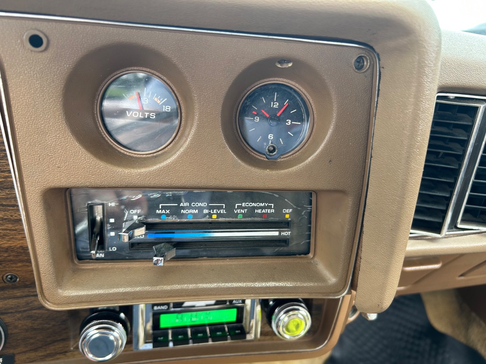 Chevrolet-Monte-Carlo-1977-Coupe-16