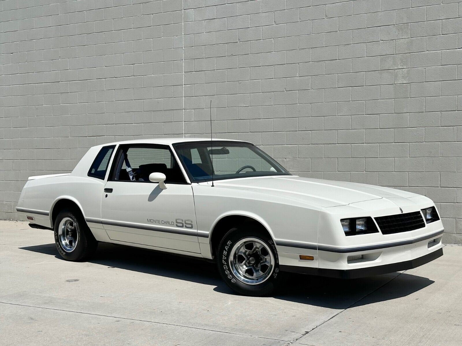 Chevrolet-Monte-Carlo-1984-Coupe