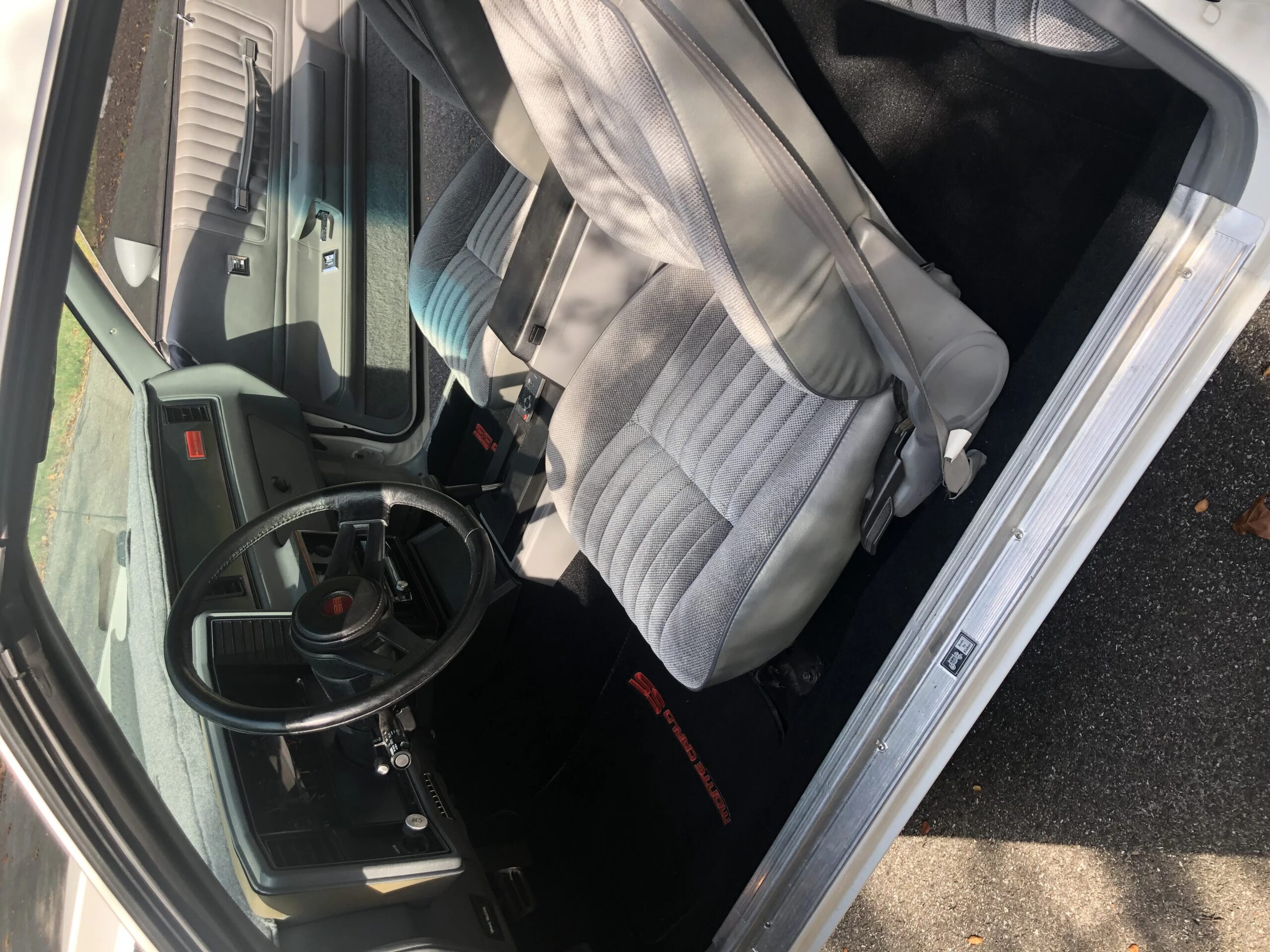 Chevrolet-Monte-carlo-1985-White-Gray-11