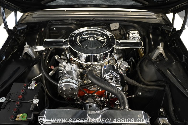 Chevrolet-Nova-1965-Ermine-White-Blue-34