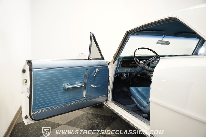 Chevrolet-Nova-1965-Ermine-White-Blue-35