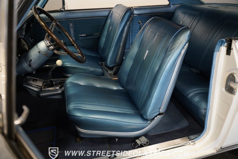 Chevrolet-Nova-1965-Ermine-White-Blue-36