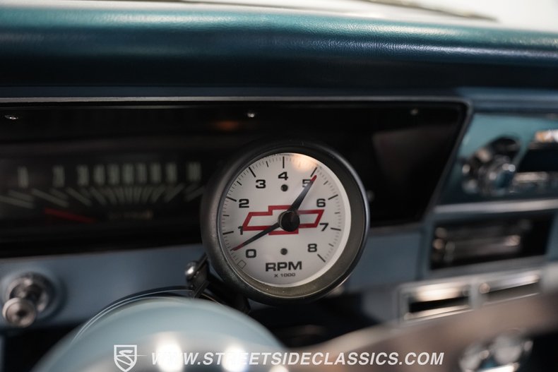 Chevrolet-Nova-1965-Ermine-White-Blue-39