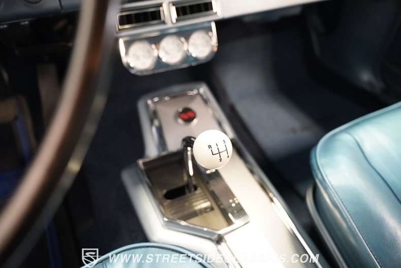 Chevrolet-Nova-1965-Ermine-White-Blue-42