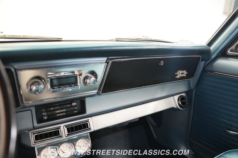 Chevrolet-Nova-1965-Ermine-White-Blue-44