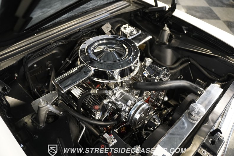 Chevrolet-Nova-1965-Ermine-White-Blue-47