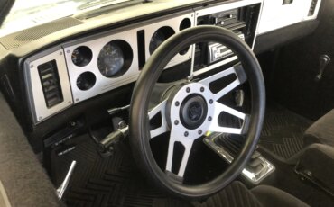 Chevrolet-S10-pickup-2wd-extended-cab-1985-White-Black-4