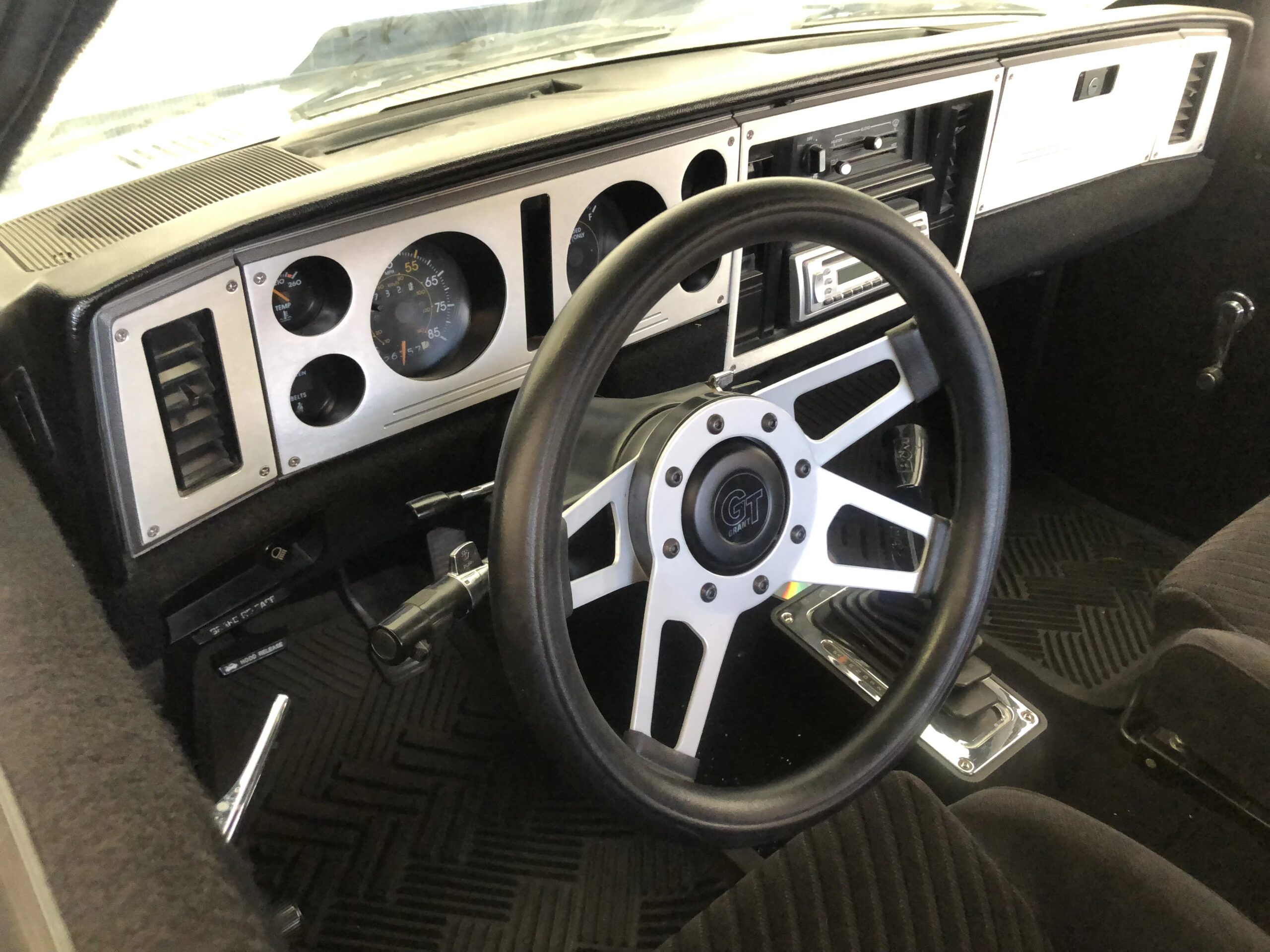 Chevrolet-S10-pickup-2wd-extended-cab-1985-White-Black-4