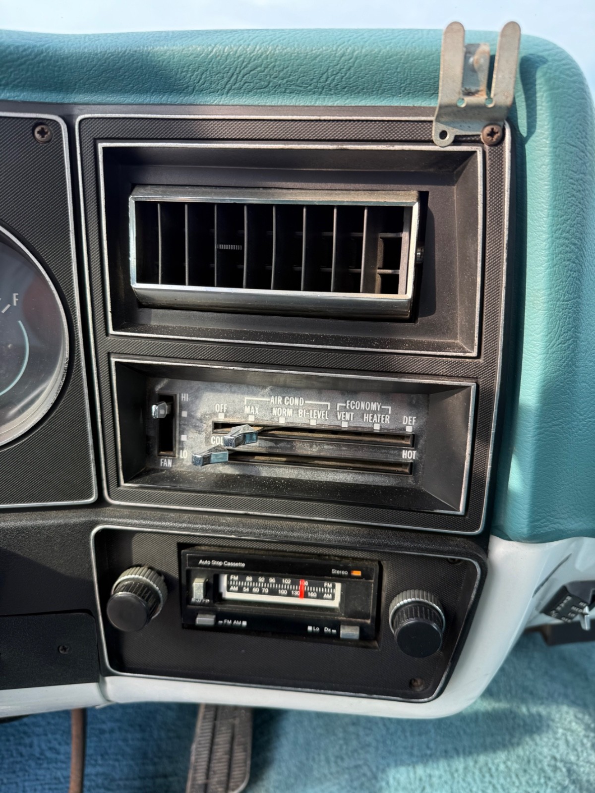 Chevrolet-Suburban-1978-SUV-22