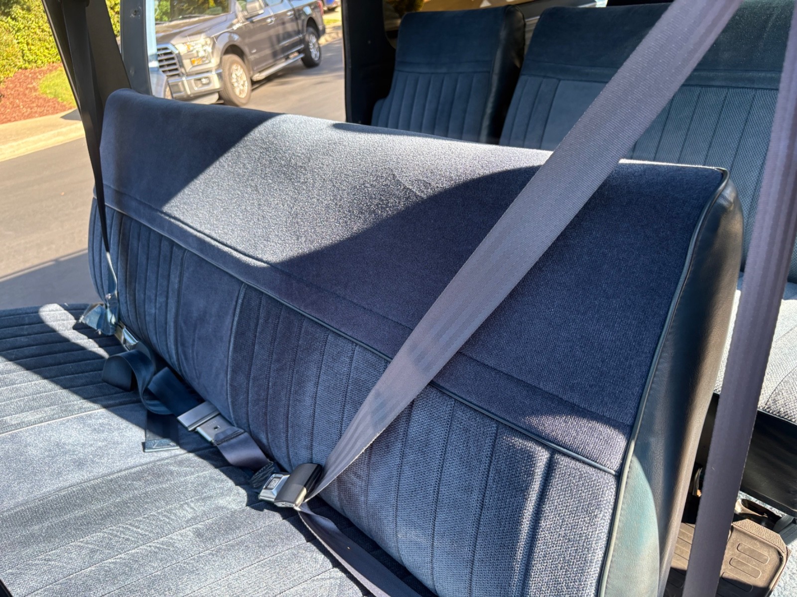 Chevrolet-Suburban-1986-SUV-17