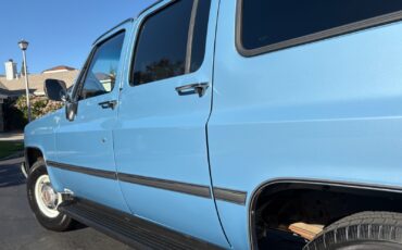 Chevrolet-Suburban-1986-SUV-24