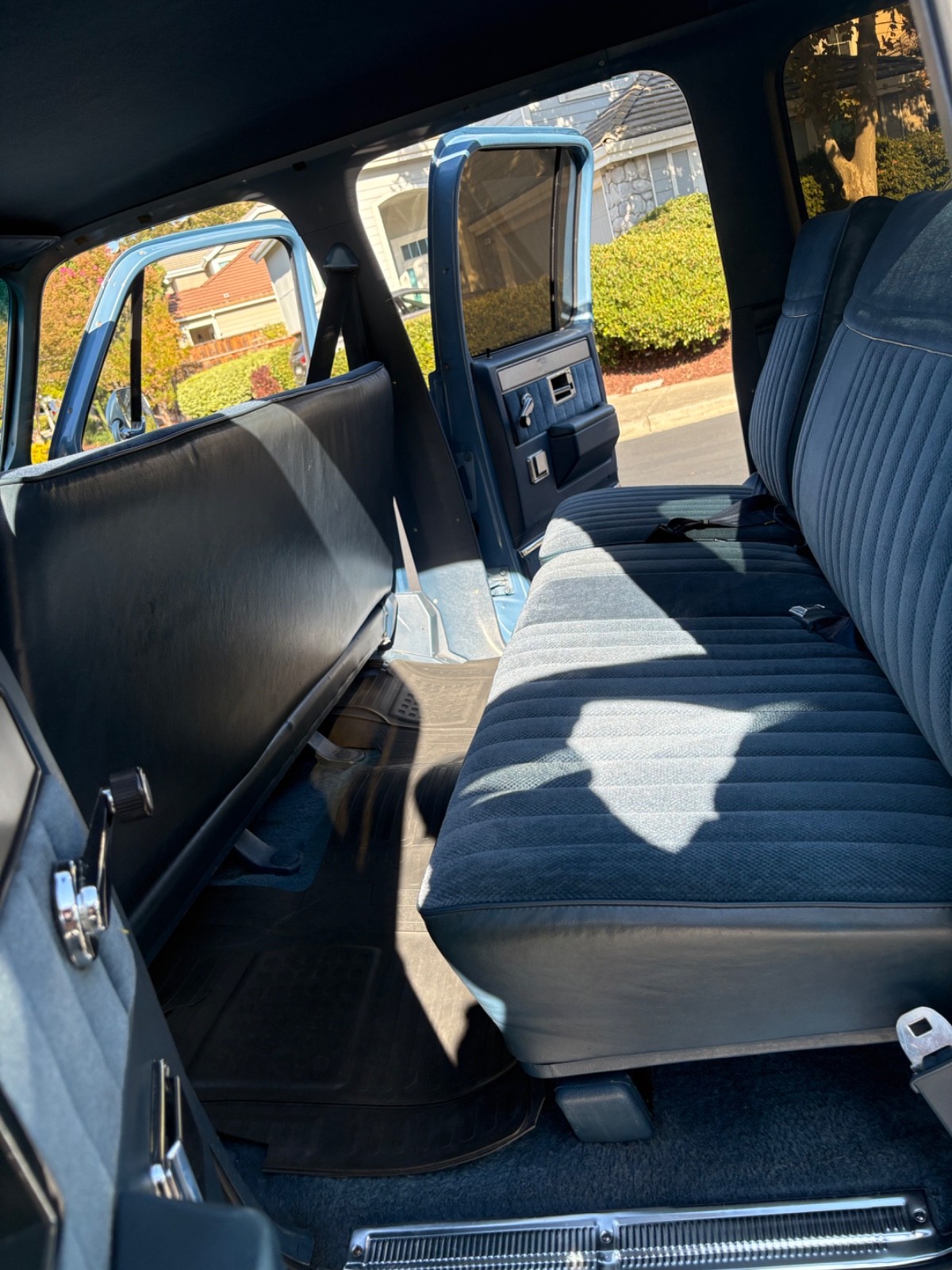 Chevrolet-Suburban-1986-SUV-29