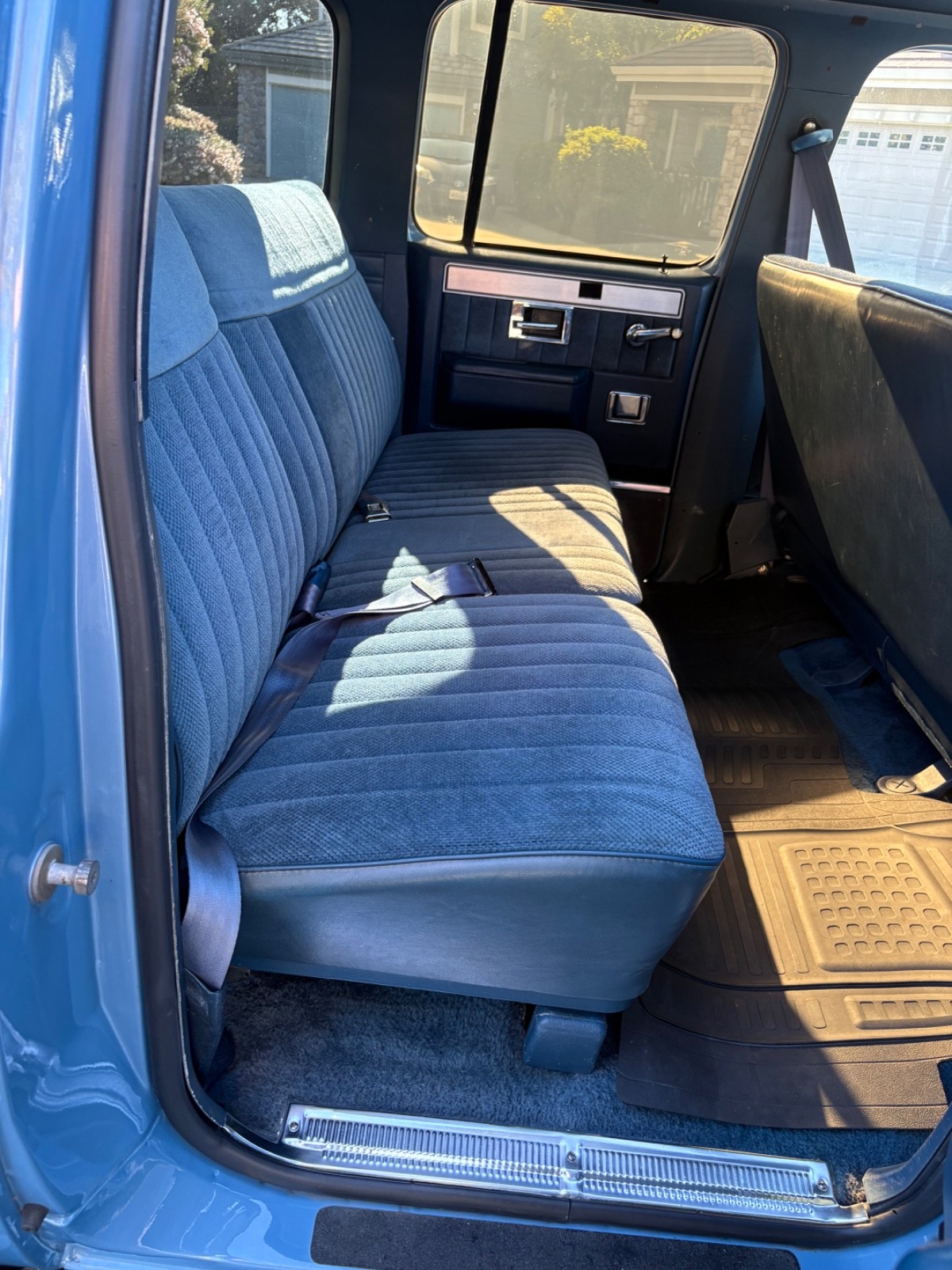 Chevrolet-Suburban-1986-SUV-8