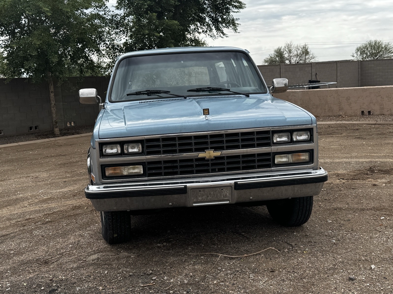 Chevrolet-Suburban-1989-1
