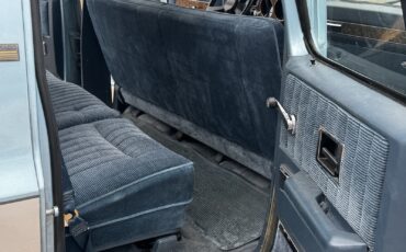 Chevrolet-Suburban-1989-11