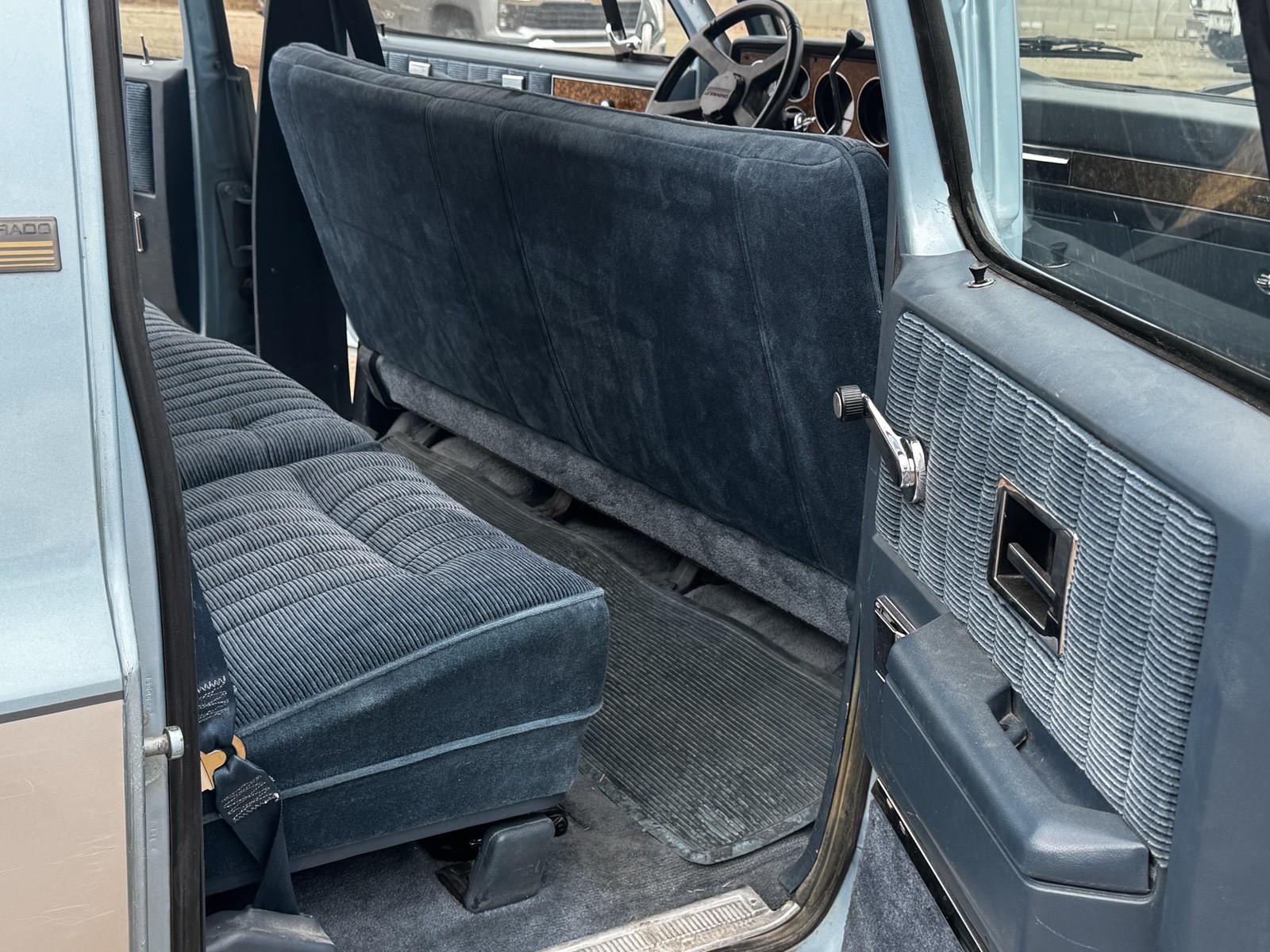 Chevrolet-Suburban-1989-11