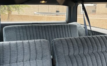 Chevrolet-Suburban-1989-12