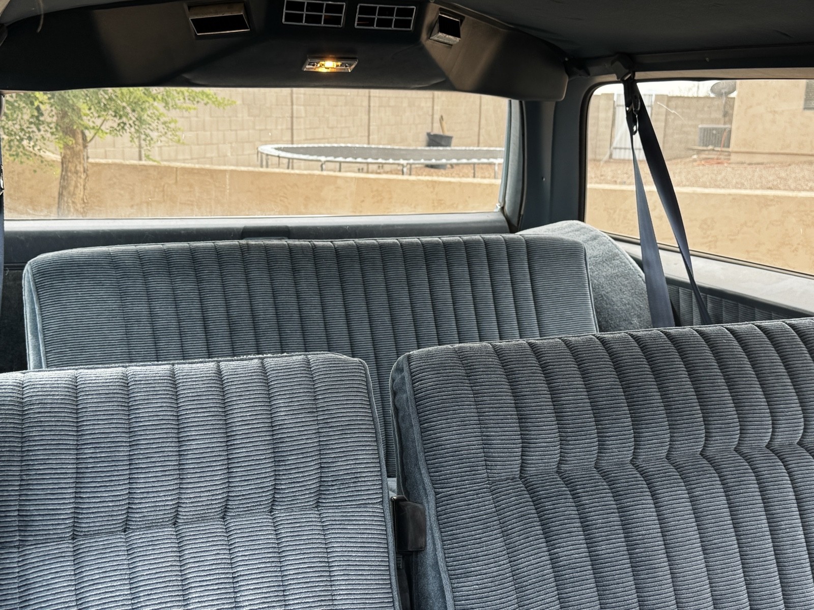 Chevrolet-Suburban-1989-12