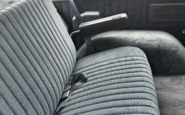 Chevrolet-Suburban-1989-13