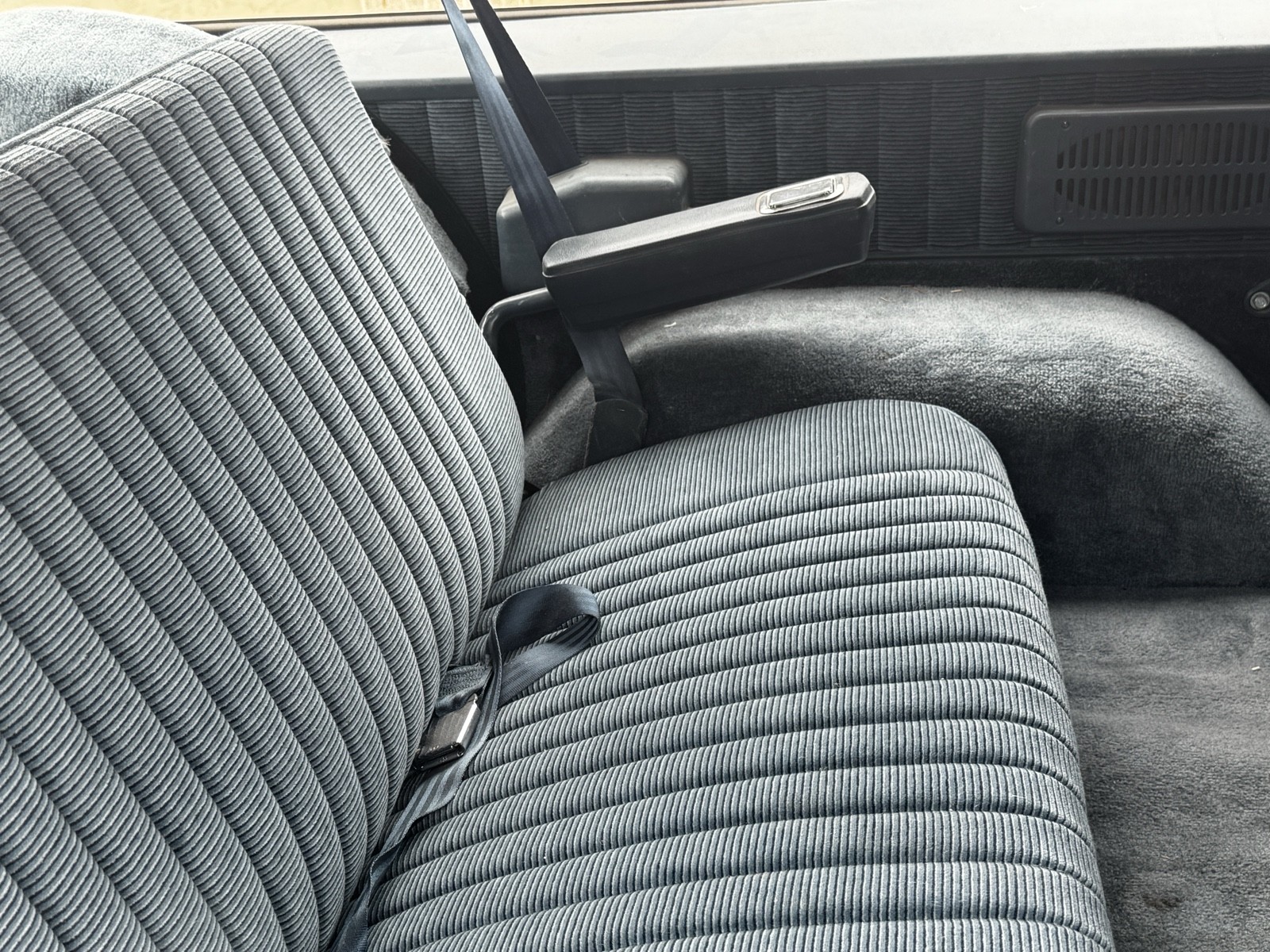Chevrolet-Suburban-1989-13