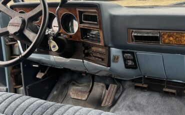 Chevrolet-Suburban-1989-14