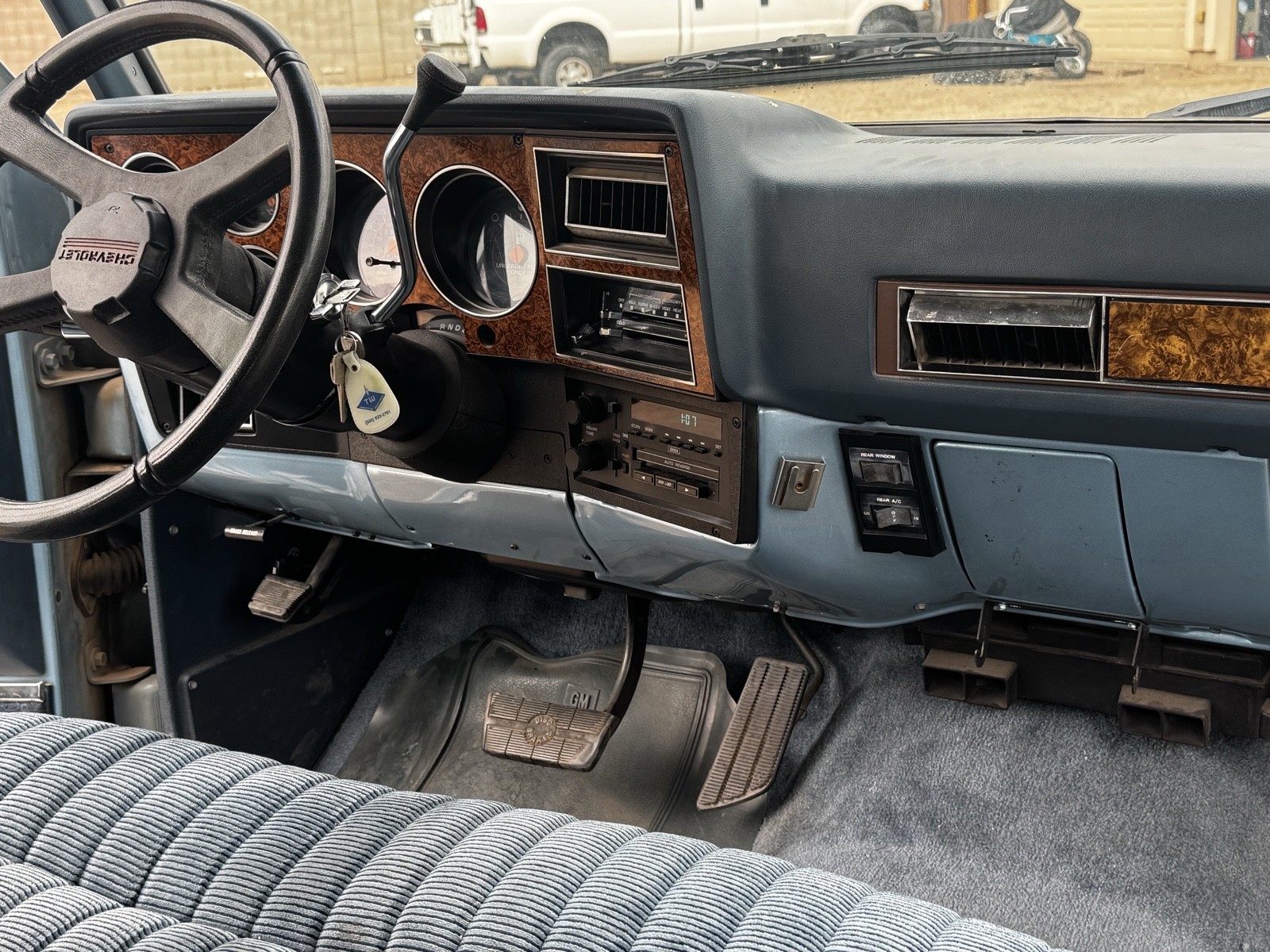 Chevrolet-Suburban-1989-14