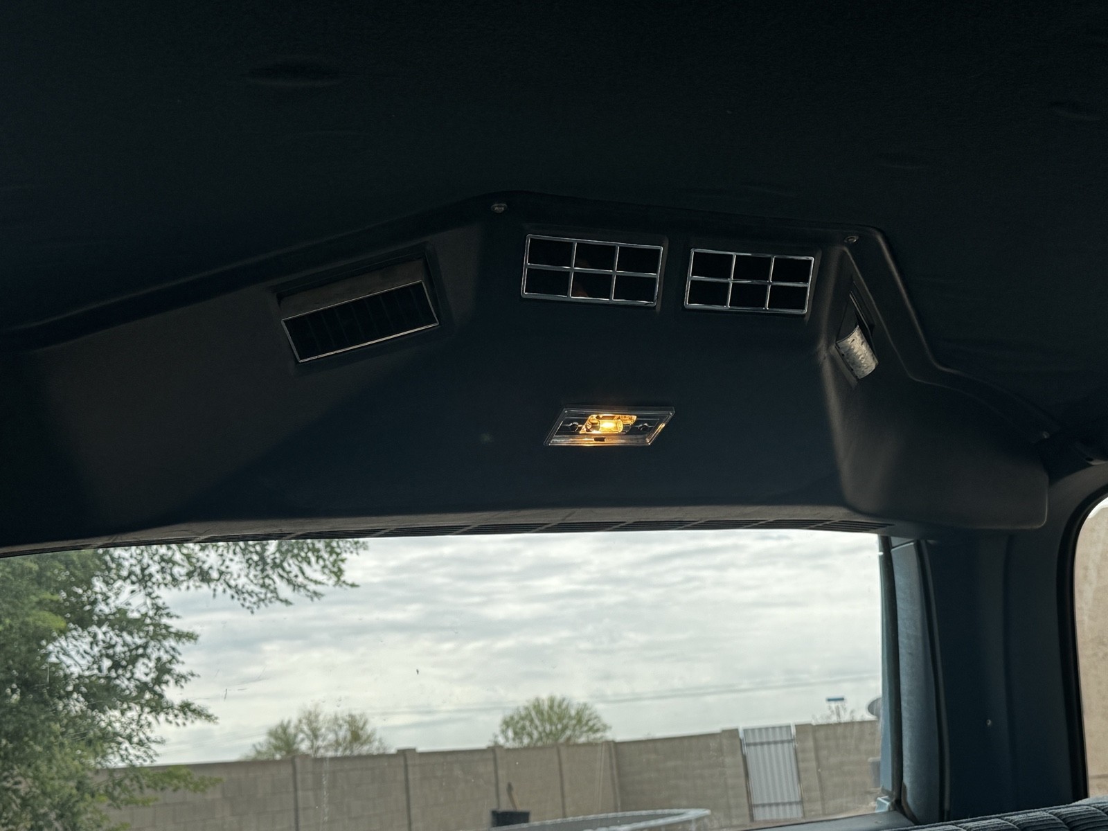 Chevrolet-Suburban-1989-16