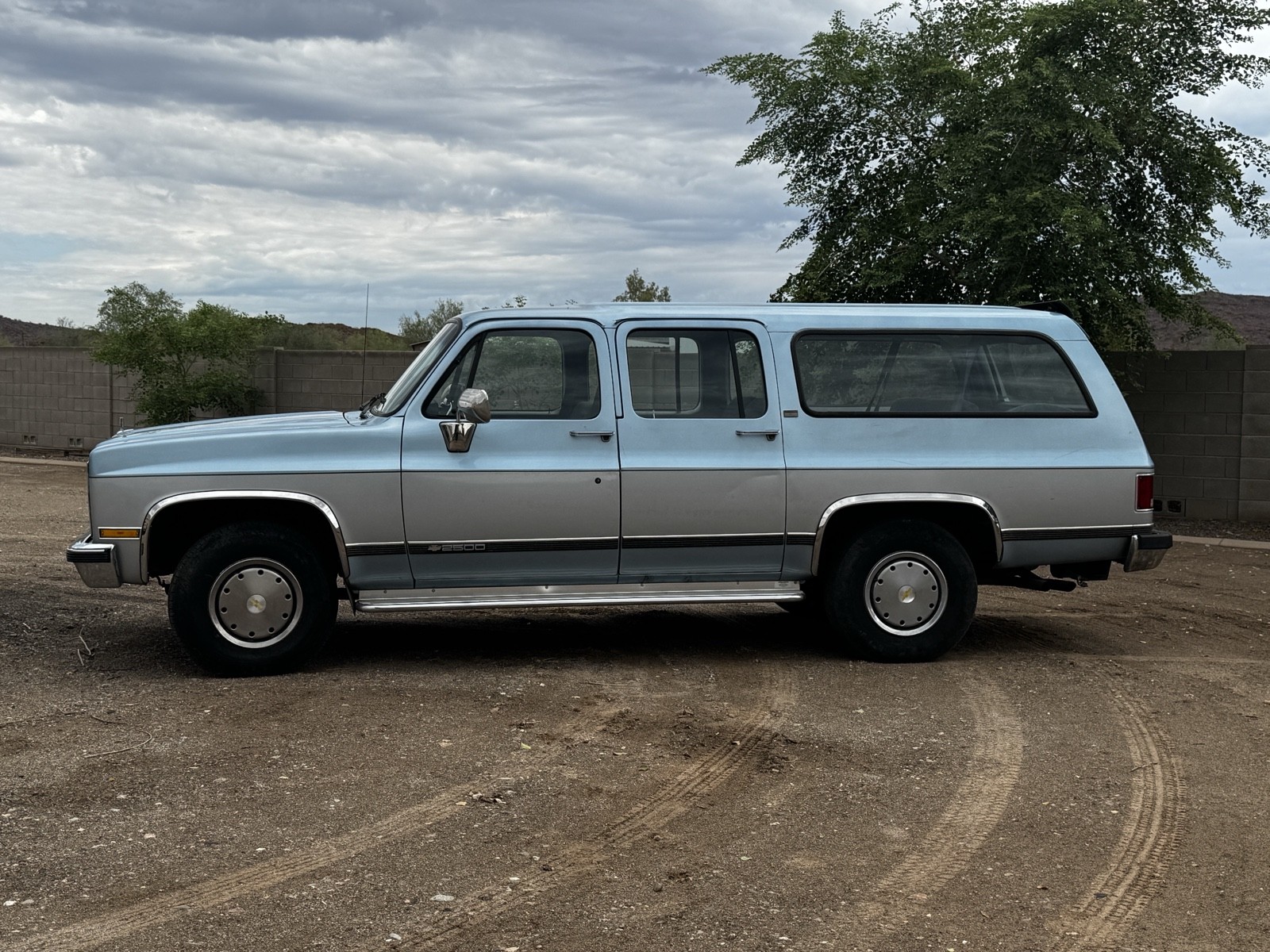 Chevrolet-Suburban-1989-2