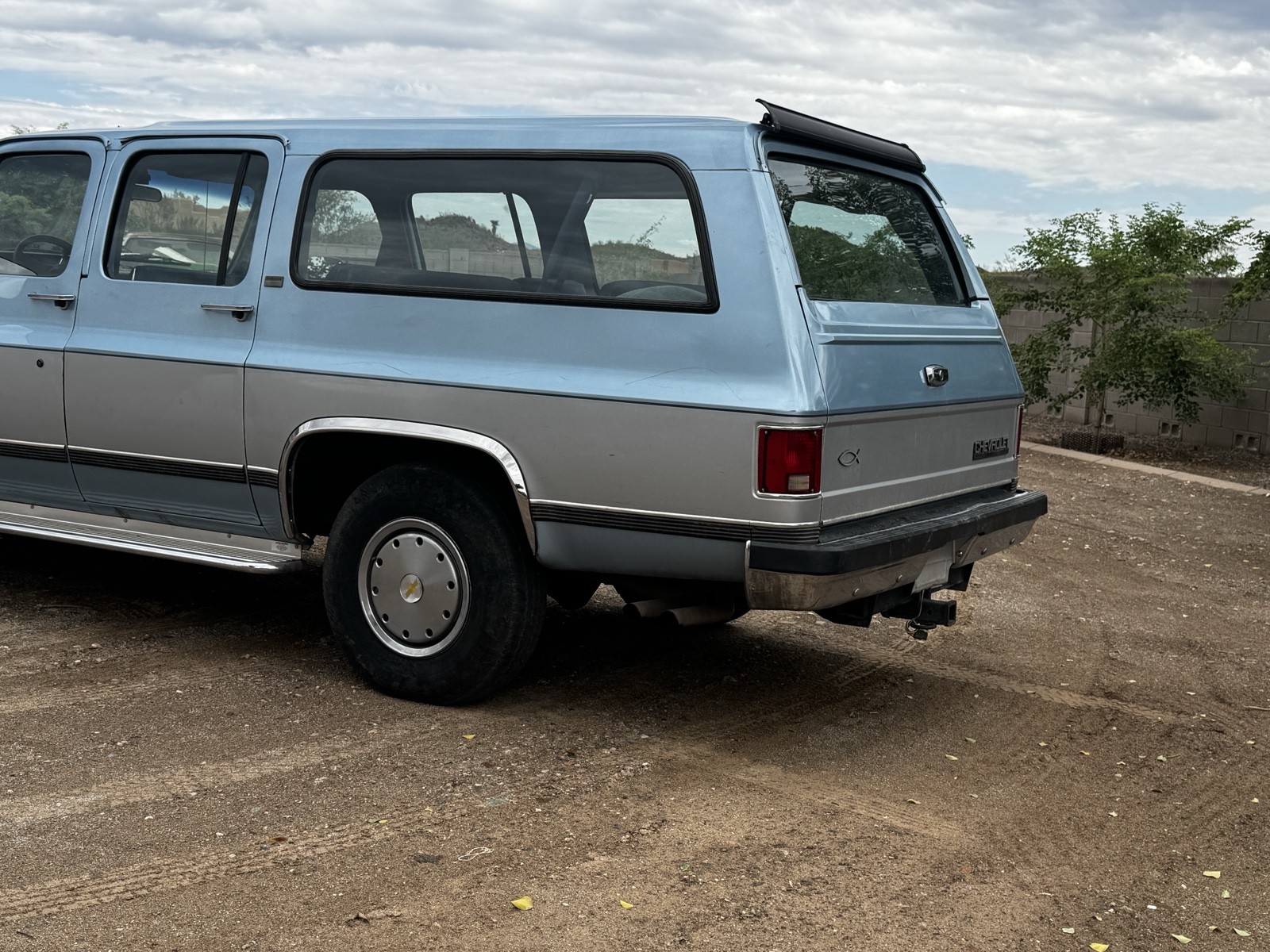 Chevrolet-Suburban-1989-3