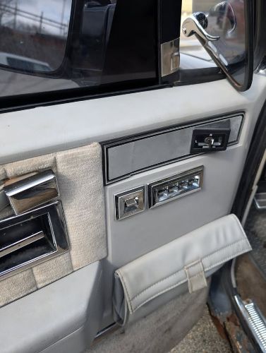Chevrolet-Suburban-1991-Black-Gray-11