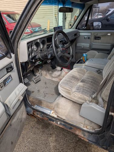 Chevrolet-Suburban-1991-Black-Gray-12