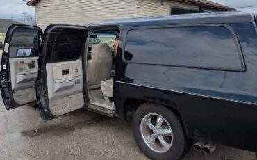 Chevrolet-Suburban-1991-Black-Gray-4
