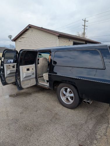 Chevrolet-Suburban-1991-Black-Gray-4