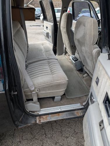 Chevrolet-Suburban-1991-Black-Gray-6