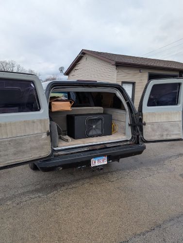 Chevrolet-Suburban-1991-Black-Gray-7