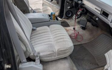 Chevrolet-Suburban-1991-Black-Gray-8
