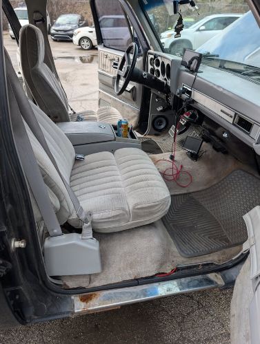 Chevrolet-Suburban-1991-Black-Gray-8