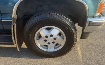 Chevrolet-Suburban-1993-17