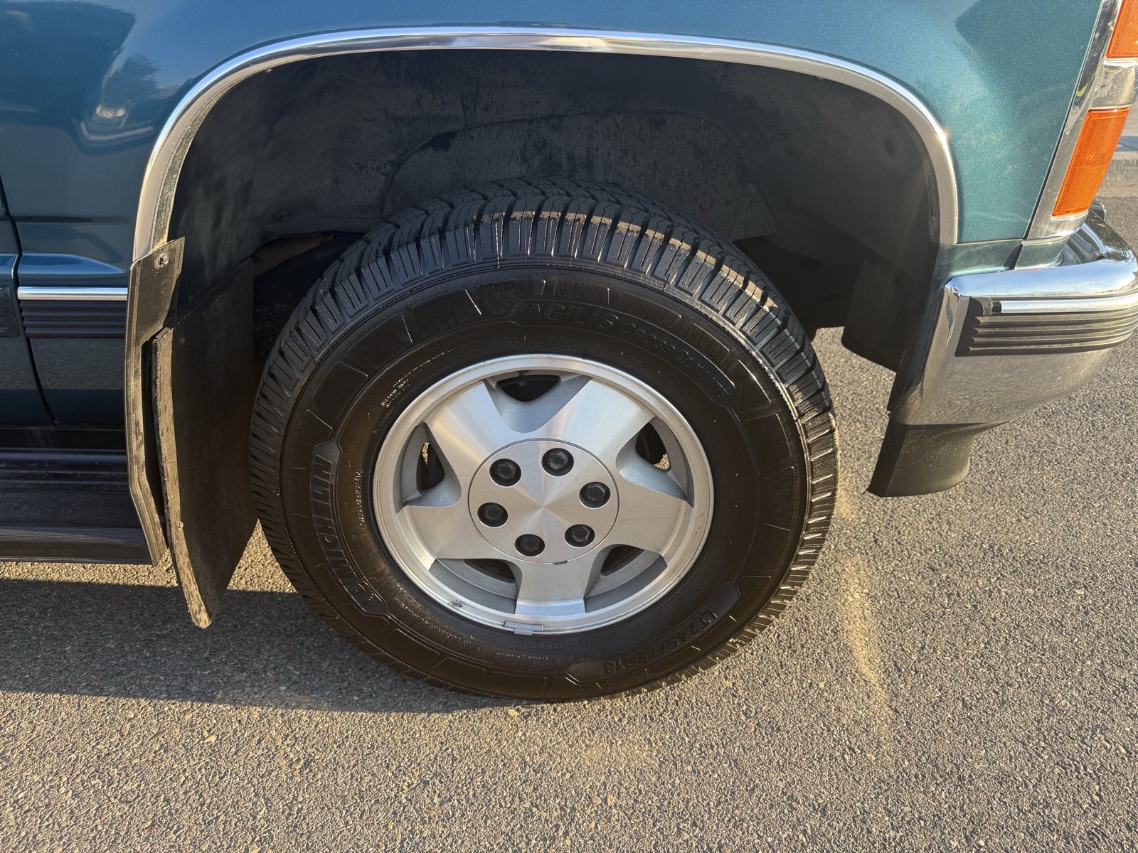 Chevrolet-Suburban-1993-17